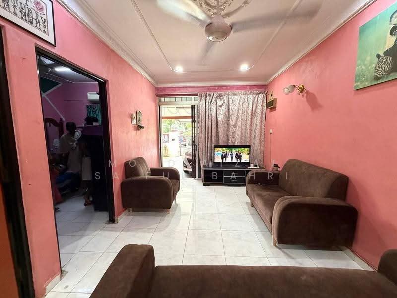 1-storey Terraced House for Sale in Puchong (Selangor) - Mohd Aizat Saiful Bahri - Living Room - PropertyGuru.com.my