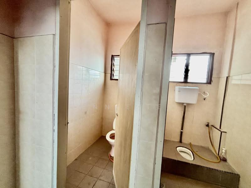 Retail Space untuk Disewa di Teluk Intan (Perak) - Fennie Tee - Bathroom - PropertyGuru.com.my