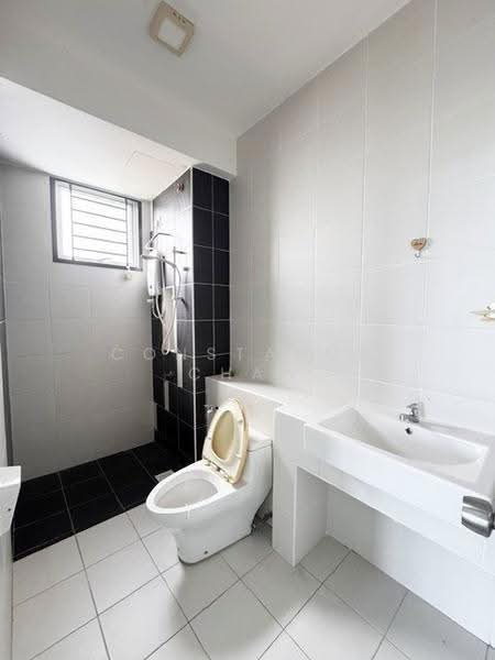 Kediaman Servis untuk Dijual di D'Ambience Residences (Pangsapuri Ikatan Flora) - Constance Chan - Bathroom - PropertyGuru.com.my