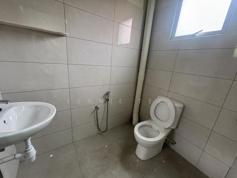 Retail Space untuk Disewa di Taman Teluk Intan (Teluk Intan) - Fennie Tee - Bathroom - PropertyGuru.com.my