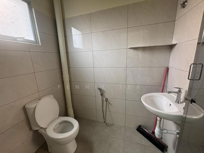 Retail Space untuk Disewa di Taman Teluk Intan (Teluk Intan) - Fennie Tee - Bathroom - PropertyGuru.com.my