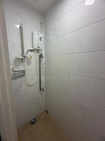 Kediaman Servis untuk Dijual di Country Garden Central Park - Janice Teo - Bathroom - PropertyGuru.com.my