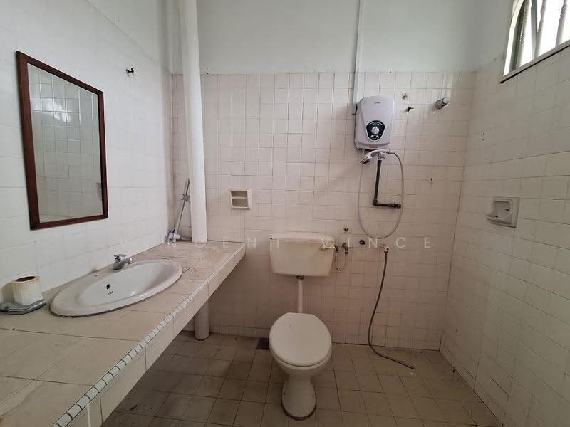 2-storey Terraced House for Sale in Seri Kembangan (Selangor) - Vincent Vince - Bathroom - PropertyGuru.com.my