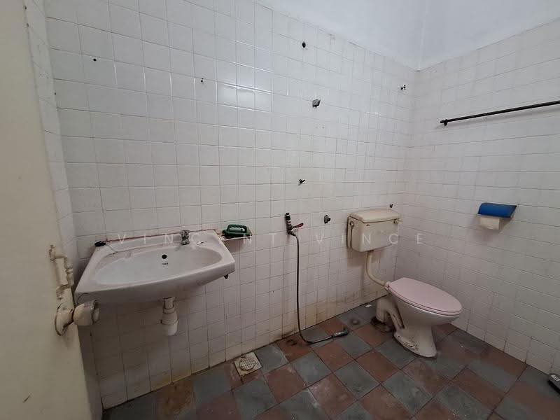 2-storey Terraced House for Sale in Seri Kembangan (Selangor) - Vincent Vince - Bathroom - PropertyGuru.com.my