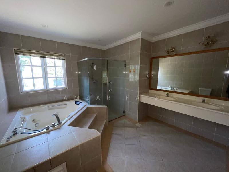 Bungalow House for Sale in Perdana Lakeview East (Cyberjaya) - Amzar Faiz - Bathroom - PropertyGuru.com.my