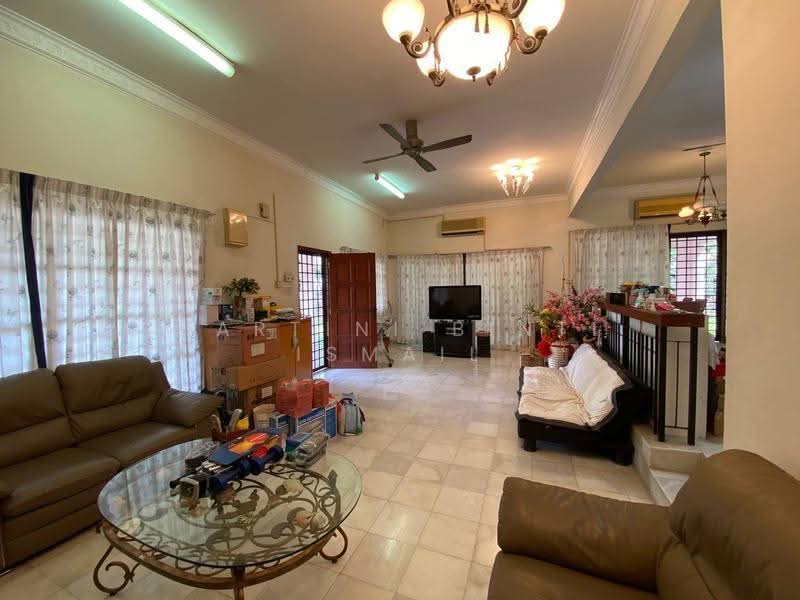 Rumah Teres 2-Tingkat untuk Dijual di Bukit Jelutong (Shah Alam) - Hartini Binti Ismail - Living Room - PropertyGuru.com.my