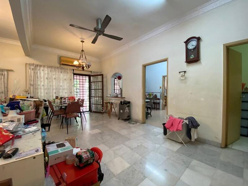 Rumah Teres 2-Tingkat untuk Dijual di Bukit Jelutong (Shah Alam) - Hartini Binti Ismail - Living Room - PropertyGuru.com.my