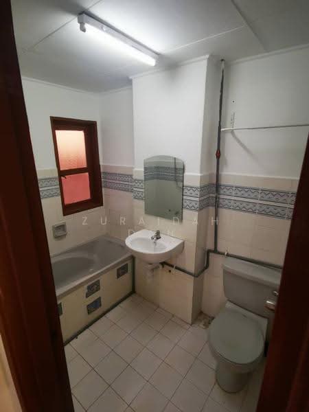 Kondominium untuk Dijual di Sri Ayu - Zuraidah Dan - Bathroom - PropertyGuru.com.my