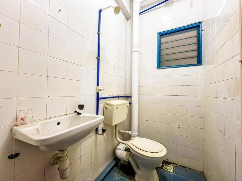 Flat for Sale at Pangsa Indah - Farid Fahmi - Bathroom - PropertyGuru.com.my