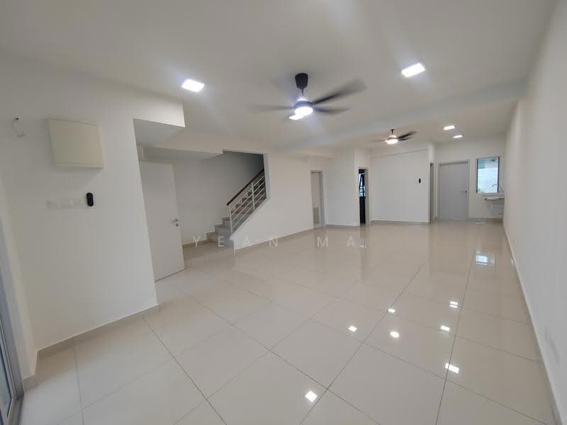 Rumah Teres 2-Tingkat untuk Dijual di Taman Kundang Jaya (Rawang) - Yean Ma - Living Room - PropertyGuru.com.my