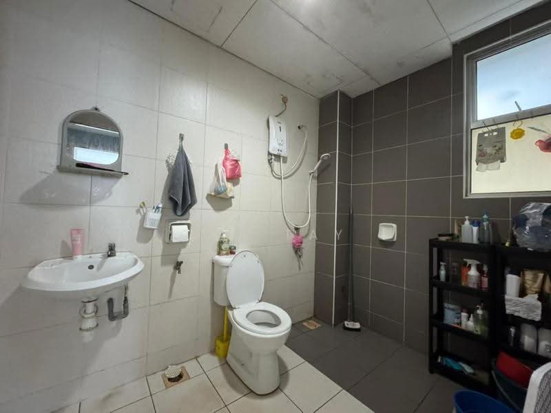 Pangsapuri untuk Dijual di Bayu Puteri 3 - Jas Tay - Bathroom - PropertyGuru.com.my