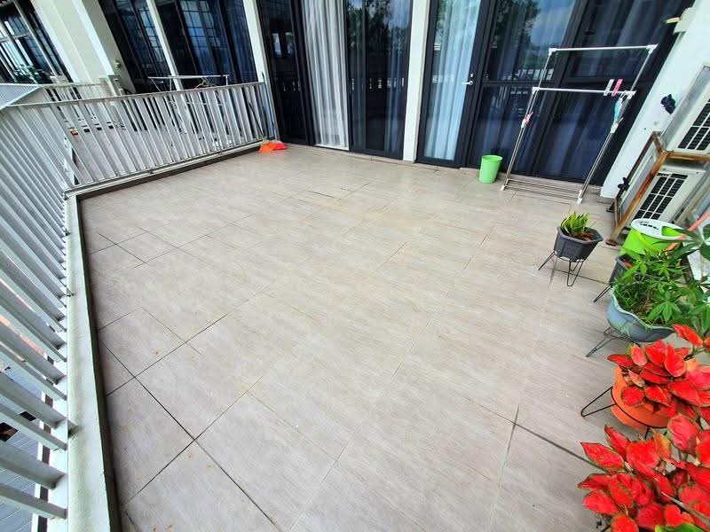 Kediaman Servis untuk Disewa di Third Avenue - Duncan Lee - Balcony - PropertyGuru.com.my