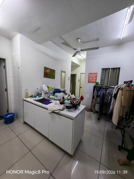 Kediaman Servis untuk Dijual di Utropolis Suites 1 - Christine Tan - Kitchen - PropertyGuru.com.my