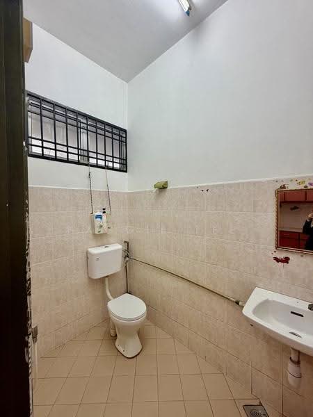 2.5-storey Terraced House for Sale in Taman Pulai Utama (Skudai) - Paggie Tee - Bathroom - PropertyGuru.com.my