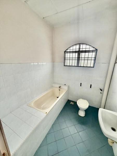 2.5-storey Terraced House for Sale in Taman Pulai Utama (Skudai) - Paggie Tee - Bathroom - PropertyGuru.com.my