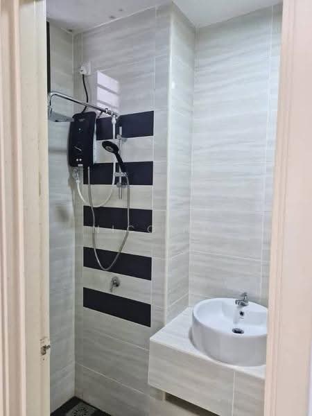 Kediaman Servis untuk Dijual di D'Summit Residences - Nico Ho - Bathroom - PropertyGuru.com.my