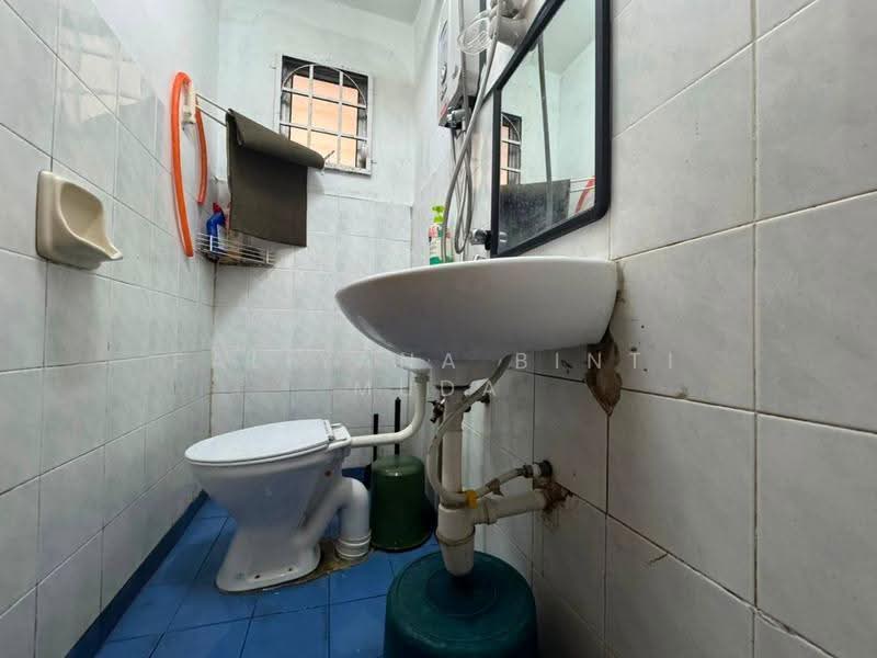 Apartment for Sale at Apartment Bayu - Faliyana binti Muda - Bathroom - PropertyGuru.com.my
