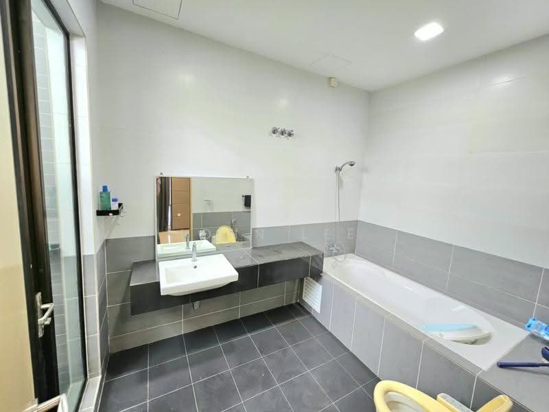 3-storey Terraced House for Sale in Kinrara Residence (Puchong) - John Lee - Bathroom - PropertyGuru.com.my