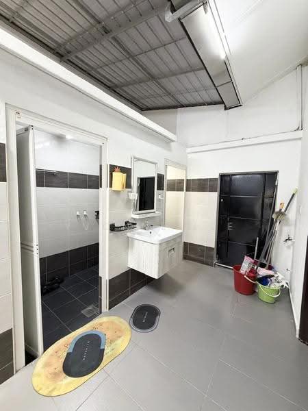 1-storey Terraced House for Rent in Taman Bagan (Butterworth) - Yvonne Lee - Bathroom - PropertyGuru.com.my