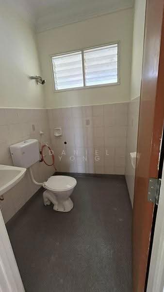 Pangsapuri untuk Dijual di Sri Putra Apartment - Daniel Yong - Bathroom - PropertyGuru.com.my