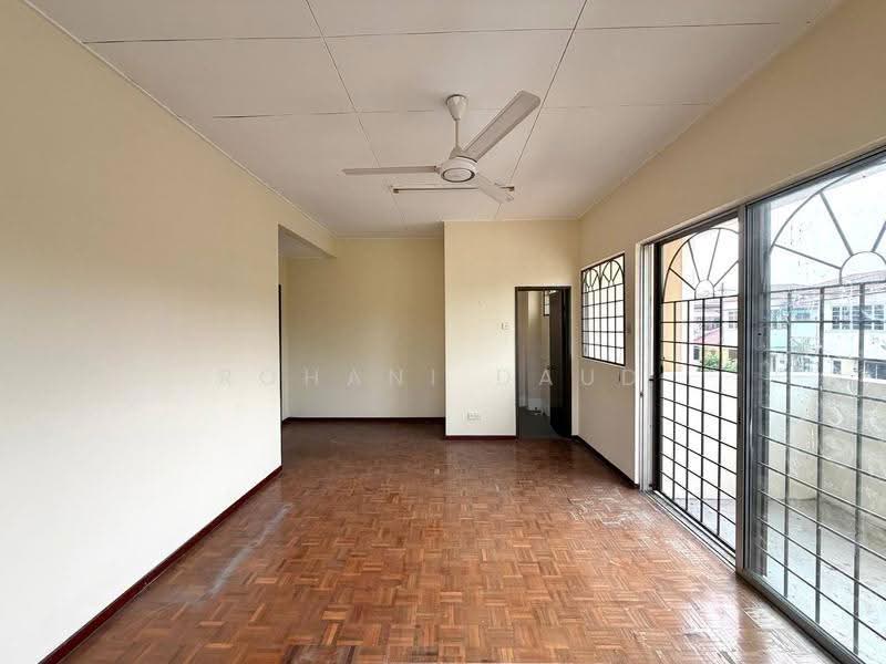 Cluster House for Sale in Taman Garing Utama (Rawang) - Rohani Daud - Living Room - PropertyGuru.com.my