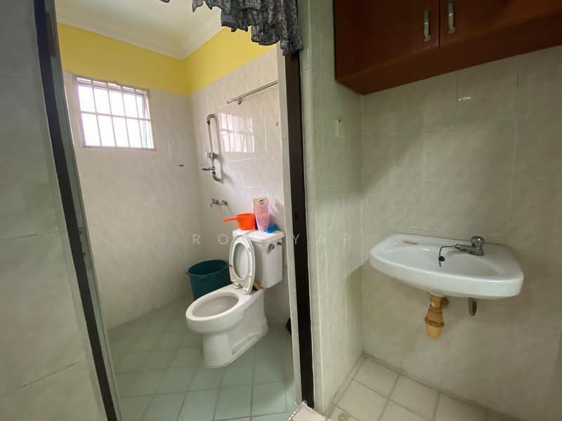 2.5-storey Terraced House for Rent in Taman Perling (Perling) - Roy Yap - Bathroom - PropertyGuru.com.my