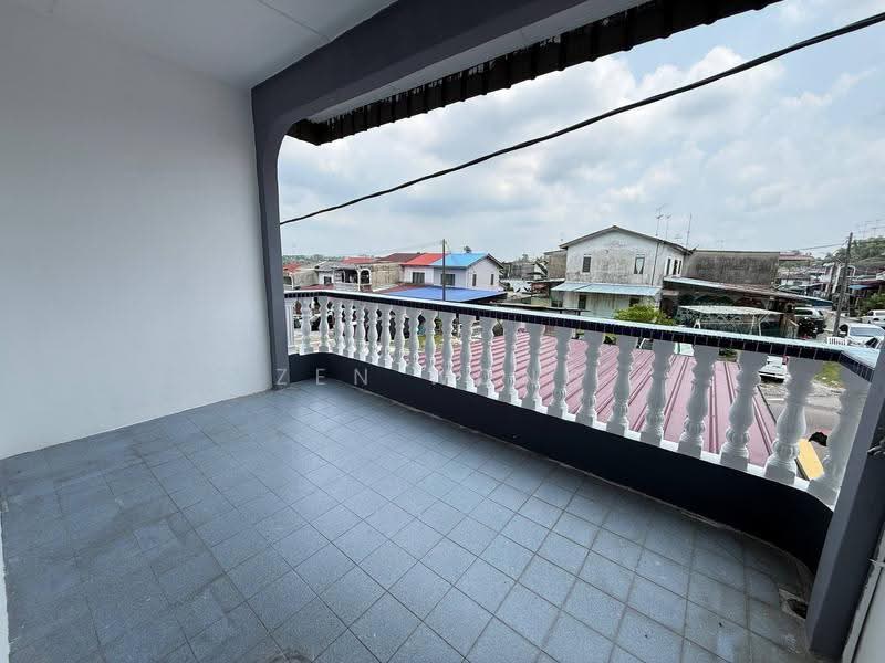 2-storey Terraced House for Sale in Taman Intan Kluang (Kluang) - Zen Wong - Balcony - PropertyGuru.com.my