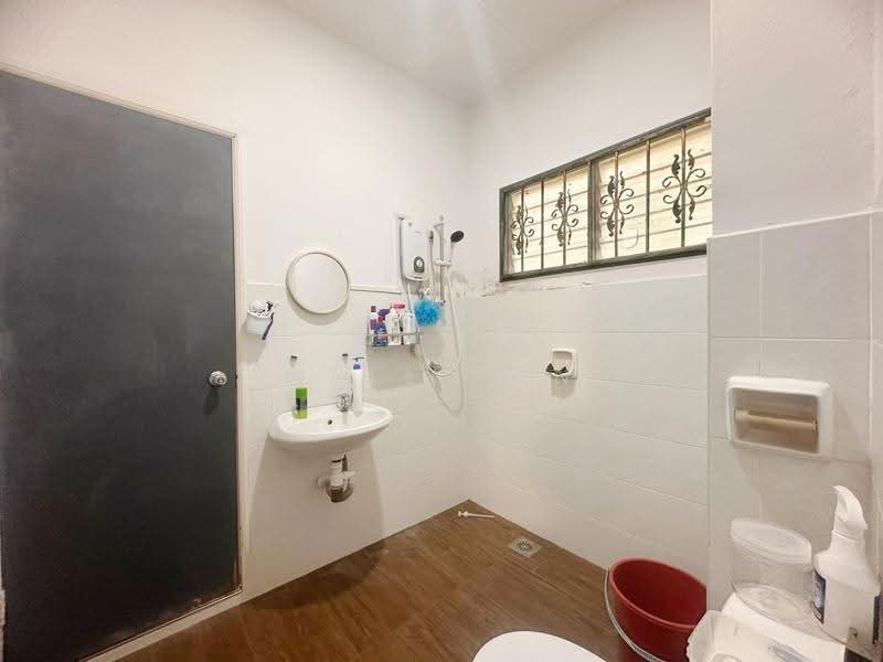 2-storey Terraced House for Sale in Permas Jaya (Johor) - Well Tan - Bathroom - PropertyGuru.com.my