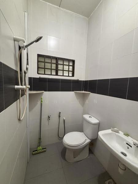 Rumah Teres untuk Dijual di Taman Desa Cemerlang (Ulu Tiram) - June Tan - Bathroom - PropertyGuru.com.my