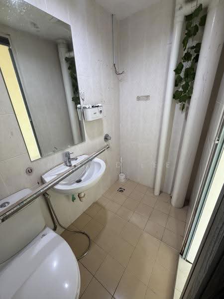 Pangsapuri untuk Dijual di Central Garden - Harold Lee - Bathroom 1 - PropertyGuru.com.my