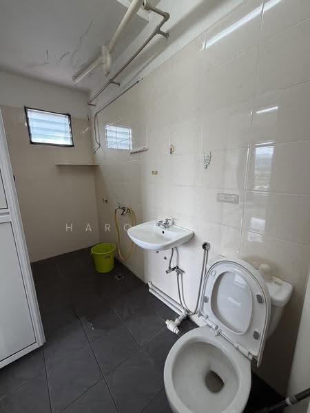 Pangsapuri untuk Dijual di Central Garden - Harold Lee - Master Bathroom - PropertyGuru.com.my
