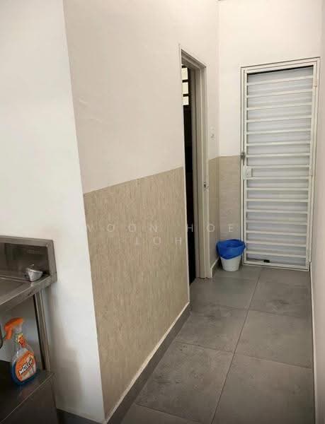 Shop / Office for Rent in Happy Garden (Kuchai Lama) - Woon Hoe Loh - Corridor - PropertyGuru.com.my