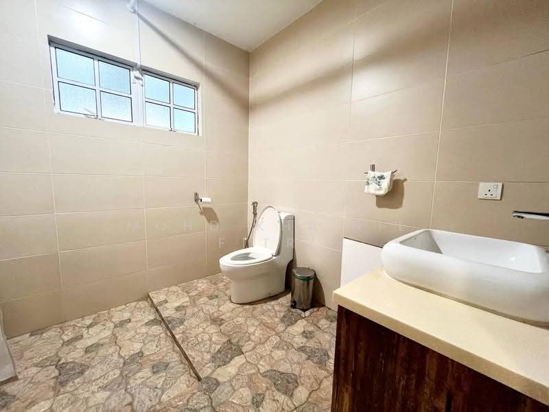Bungalow House for Rent in Seksyen 13 (Shah Alam) - Mohd Khairil Fitri - Bathroom - PropertyGuru.com.my