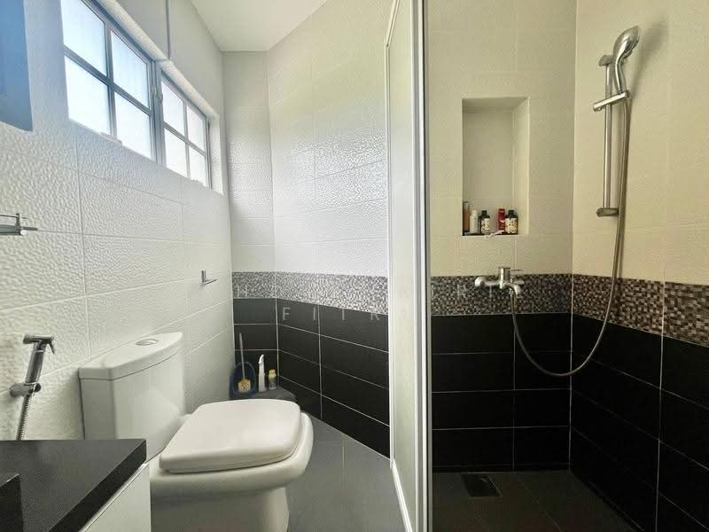 Bungalow House for Rent in Seksyen 13 (Shah Alam) - Mohd Khairil Fitri - Bathroom - PropertyGuru.com.my