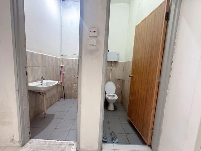 Rumah Teres 1-Tingkat untuk Disewa di Taman Johor Jaya (Johor Bahru) - SY Tan - Bathroom - PropertyGuru.com.my