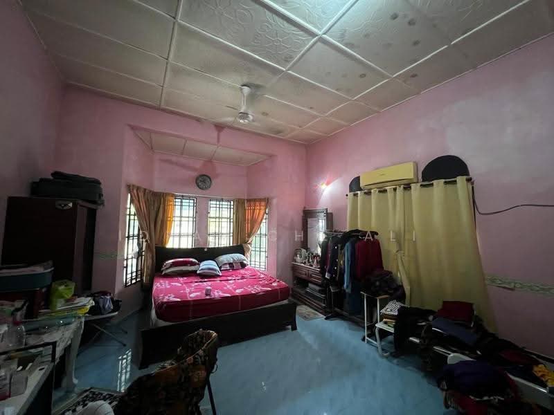 Bungalow House for Sale in Taman Pandan Makmur (Kuantan) - Idham Che'Ali - Bedroom - PropertyGuru.com.my