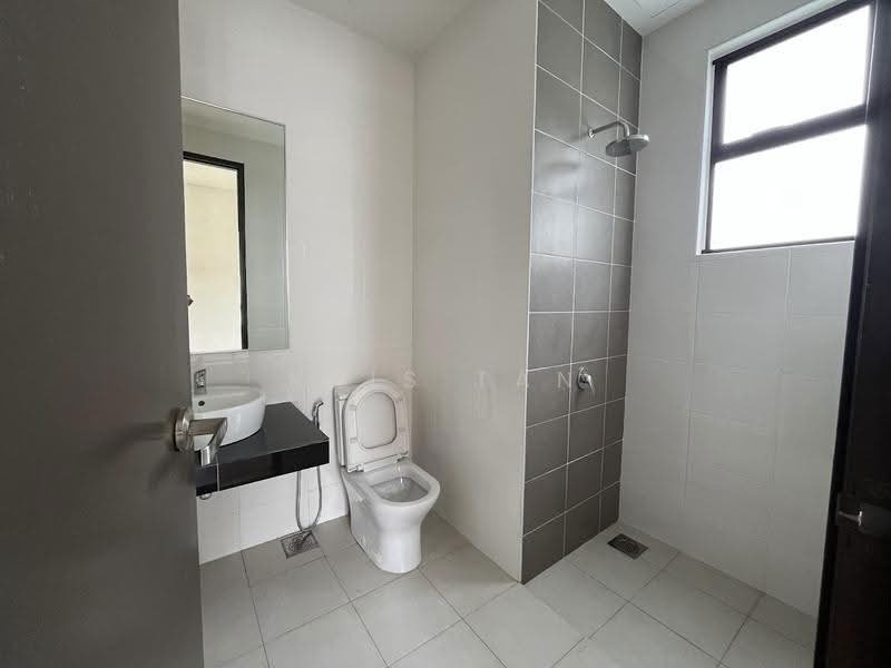 Rumah Berkembar untuk Disewa di Taman Sutera (Kajang) - Kris Tan - Bathroom - PropertyGuru.com.my