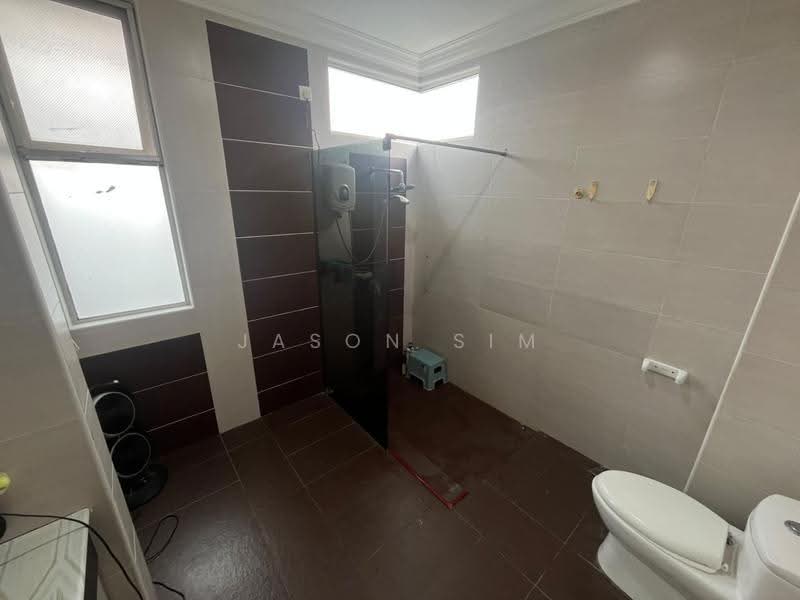 Link Bungalow for Sale in Taman Gaya (Ulu Tiram) - Jason Sim - Bathroom - PropertyGuru.com.my