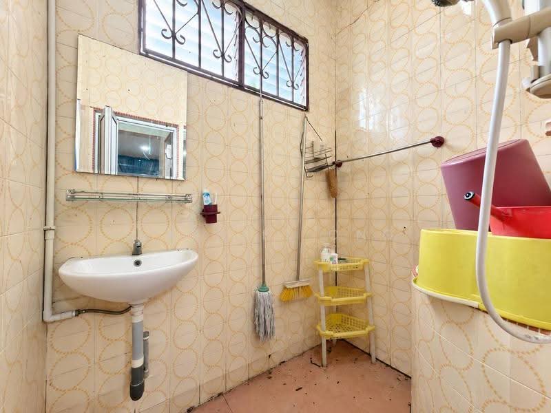 Rumah Teres 2-Tingkat untuk Dijual di Taman Kolam Air (Johor Bahru) - Gabriel Ong - Bathroom - PropertyGuru.com.my
