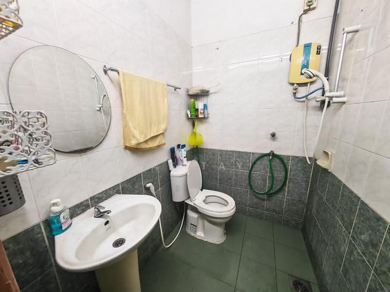 1-storey Terraced House for Sale in Plentong (Johor) - Jas Tay - Bathroom - PropertyGuru.com.my