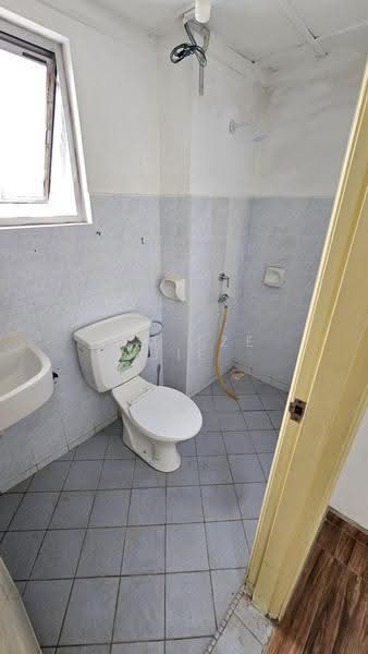 Pangsapuri untuk Disewa di Permas Ville Apartment - Lim Tze Jie - Bathroom - PropertyGuru.com.my