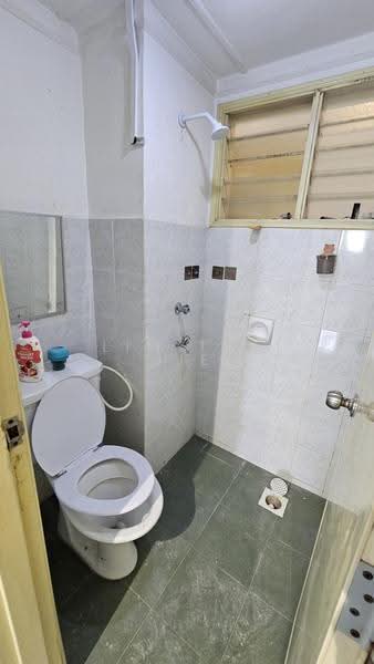 Pangsapuri untuk Disewa di Permas Ville Apartment - Lim Tze Jie - Bathroom - PropertyGuru.com.my