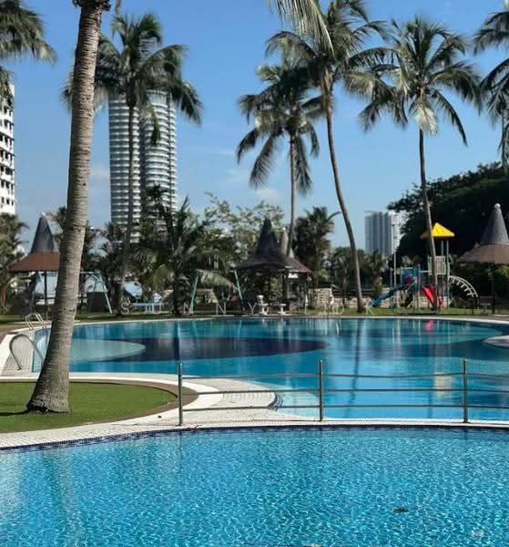 Pangsapuri untuk Dijual di E-Park Condominium - Sunny Lok - Pool - PropertyGuru.com.my