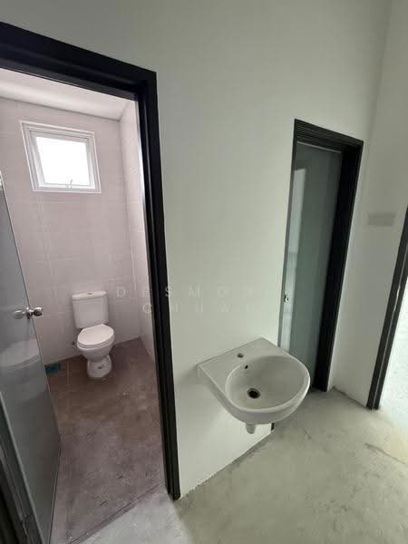 Kilang untuk Disewa di Sungai Tiram (Bayan Lepas) - Desmond Chuah - Bathroom - PropertyGuru.com.my