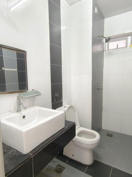 Service Residence for Sale at The Wharf Residence - YEN KEE LIONG - Bathroom - PropertyGuru.com.my
