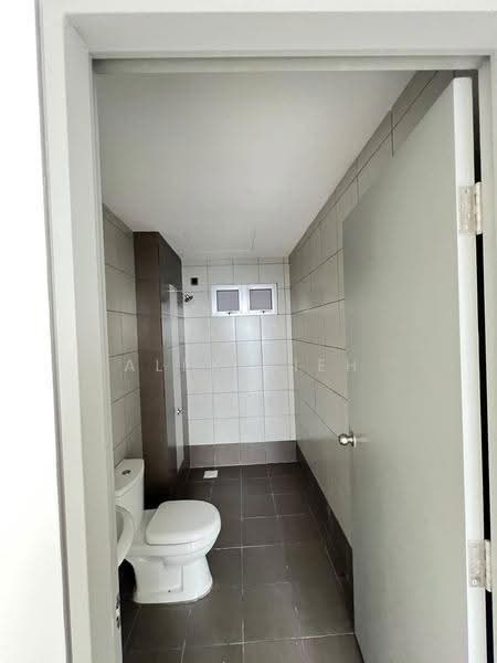 Kediaman Servis untuk Dijual di One 49 Residence - Alex Sieh - Bathroom - PropertyGuru.com.my