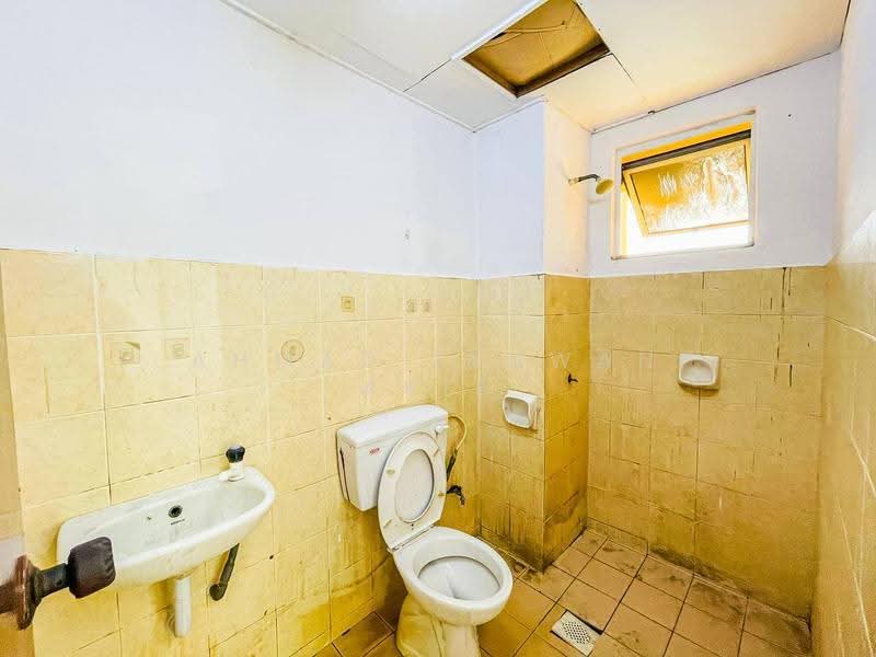 Pangsapuri untuk Dijual di Palm Garden Apartment - Ahmad Ikhwan Arif - Bathroom - PropertyGuru.com.my