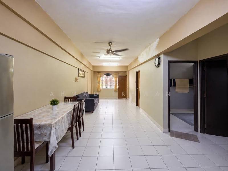 Pangsapuri untuk Dijual di Palm Garden Apartment - Ahmad Ikhwan Arif - Living Room - PropertyGuru.com.my