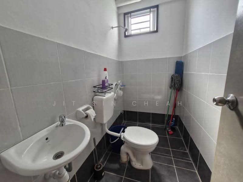 Apartment for Sale at Pangsapuri Pulai Mutiara - Jit Sin Cheah - Bathroom - PropertyGuru.com.my