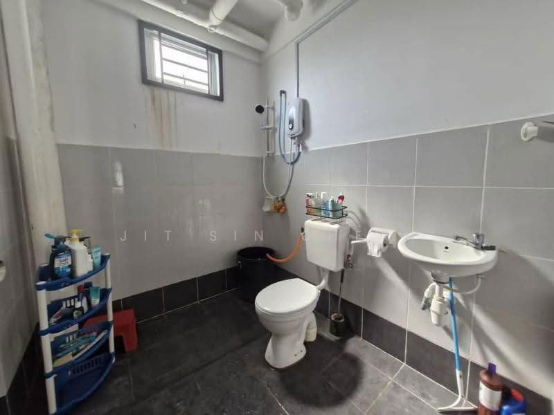 Apartment for Sale at Pangsapuri Pulai Mutiara - Jit Sin Cheah - Bathroom - PropertyGuru.com.my